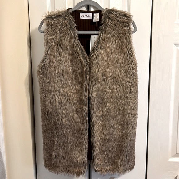 🎉🎉Host Pick🎉🎉 LeModa Faux Fur Shades of Brown Vest NWT